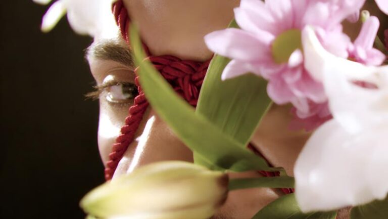 YOHAN, ex-reality da Netflix, canta sobre amor em novo EP “Flores”