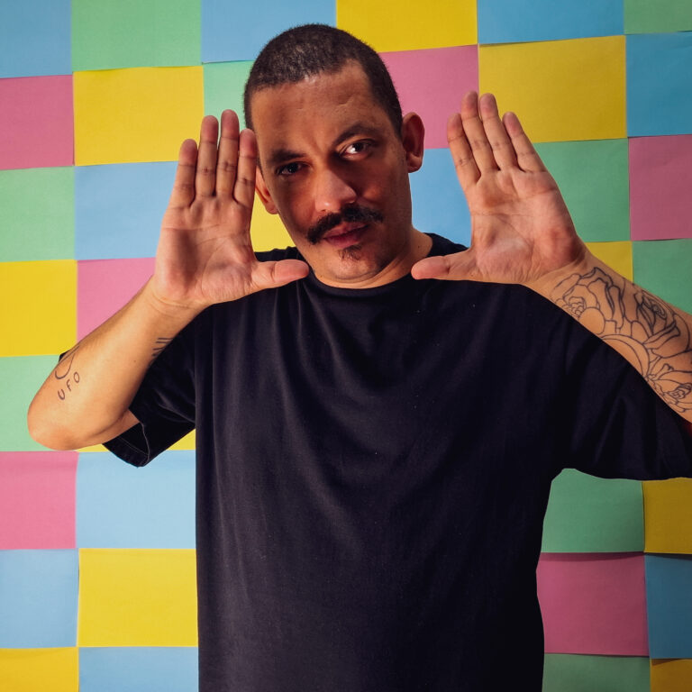 Com um clipe vibrante e solar, OMorador lança o audiovisual de sua primeira faixa, “Sem Bateria”.