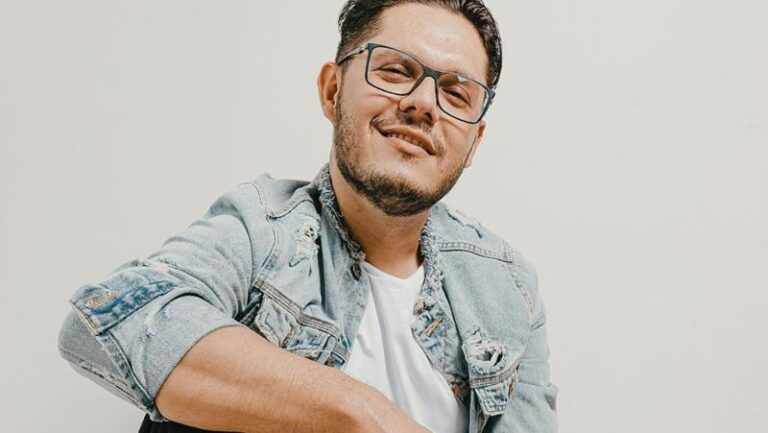 Cantor que deixou a igreja faz sucesso com serestas no Maranhão; conheça Kaio Canttor