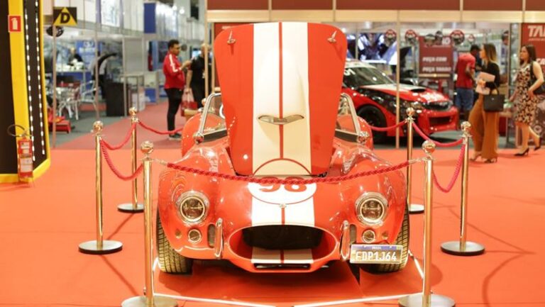 Exposição de carros exclusiva conta a história da evolução dos automóveis colecionáveis
