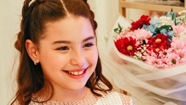 Sophia Eldo recebe emocionante surpresa de fãs da cultura coreana