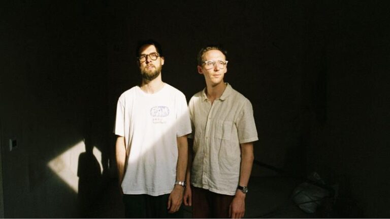 A dupla HONNE lança o novo álbum “OUCH”