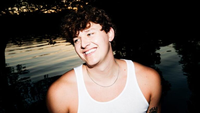 Caleb Hearn lança seu álbum de estreia “Left On McKinney”