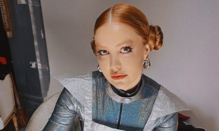 Sofia Gayoso fecha ciclo de EP com o de “Universo Paralelo”