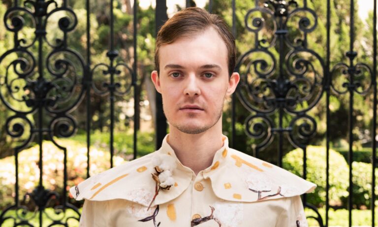 Modelo e influenciador Douglas Reis exibe look ousado no Prêmio Jovem Brasileiro 2024