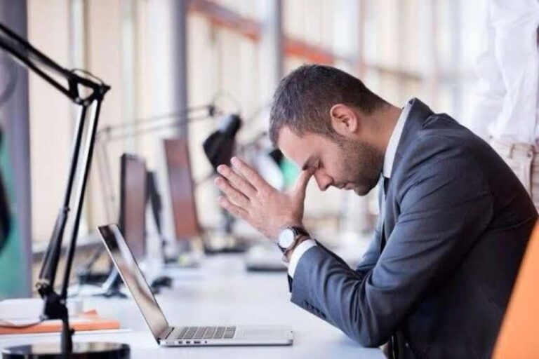 Mais de 12 bilhões de dias de trabalho são perdidos anualmente por causa da depressão e da ansiedade no mundo