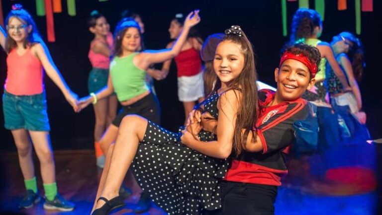 Giovanna Armada, jovem talento, encanta o público em musical ‘Partiu 90!’ com atuação emocionante