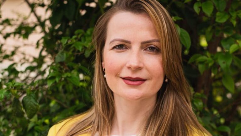 Motivação e Gratidão: A Fórmula de Cristiana Stringhi para Enfrentar os Desafios da Economia