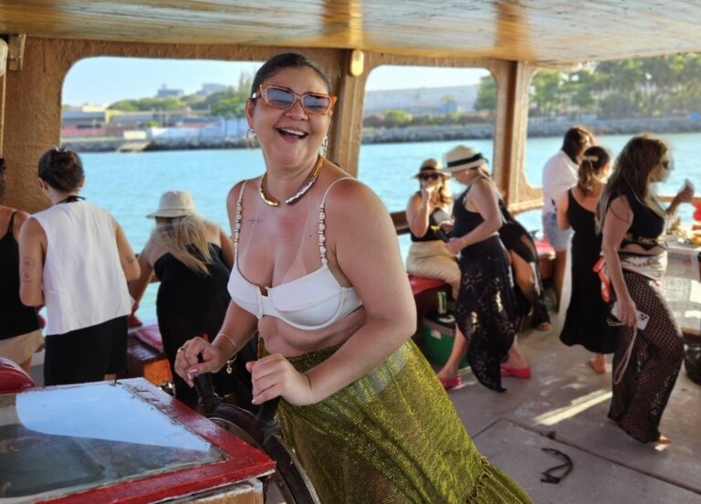 Mônica Albuquerque troca de idade e celebra um novo ciclo rodeada de amigas especiais em um sunset a bordo do barco Pérola Negra