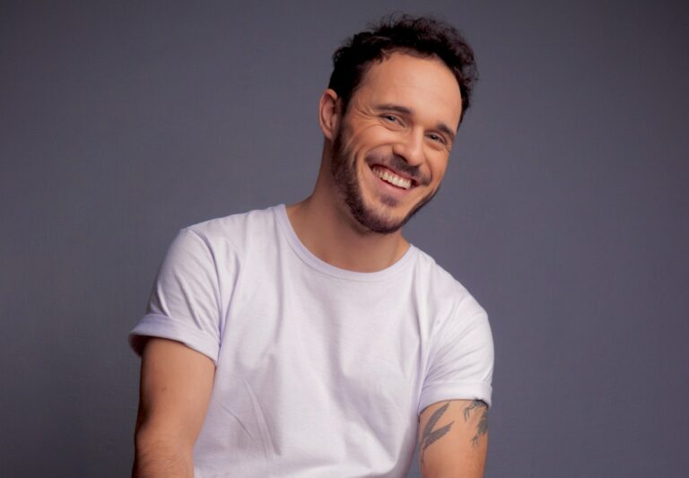 Arthur Prestes lança nova música pop para embalar o verão de 2025