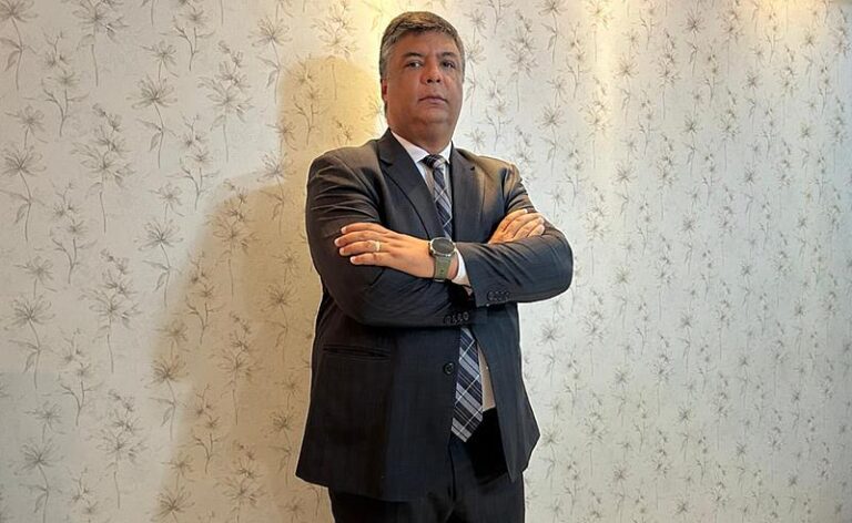 Brasil e Estados Unidos se destacam na indústria de aço para construção mecânica, impulsionando setores estratégicos
