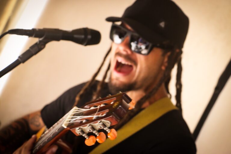 Música na Praça movimenta shopping de Itaipu com show gratuito