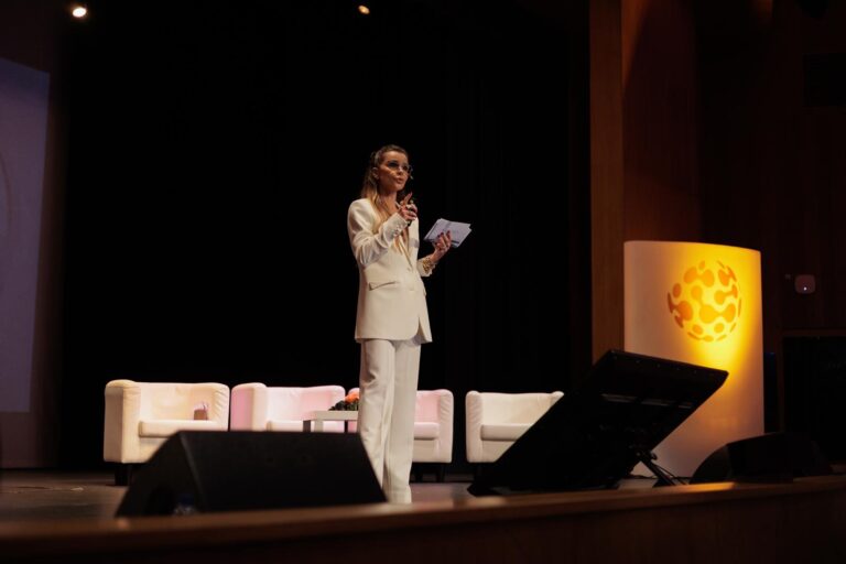 A Psicóloga que Impactou o Palco do Conecta Summit