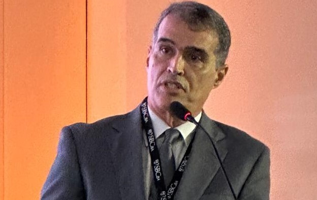 Liberdade, manipulação digital e o futuro da sociedade, juntos, em livro