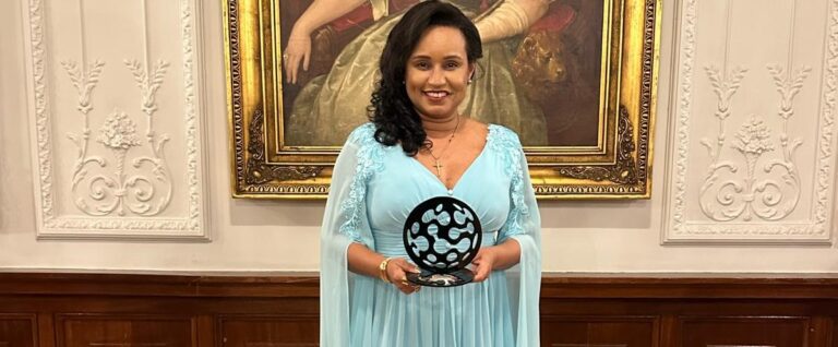 Gislaine Balzano Brilha no Prêmio Conecta Internacional e Homenageia a Estilista Soraya Piedade