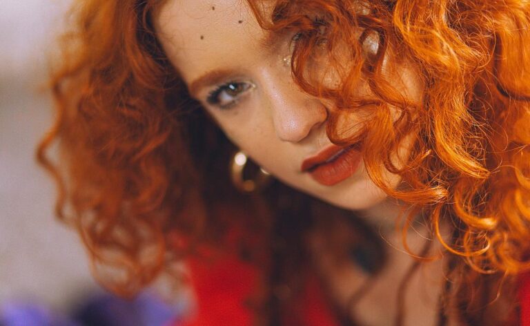 Alexia Evellyn revela seu EP de estreia “Dark Side EP”