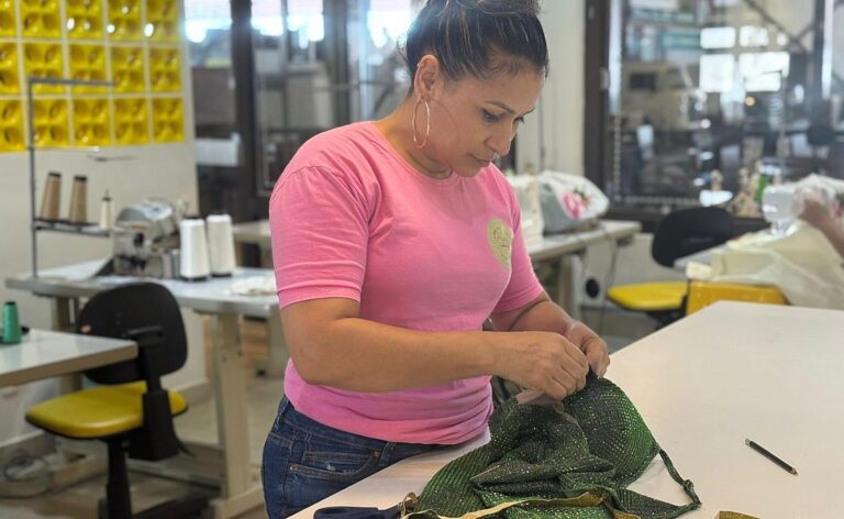 Curso ensina técnicas simples para transformar abadás em peças únicas e estilosas para o Carnaval