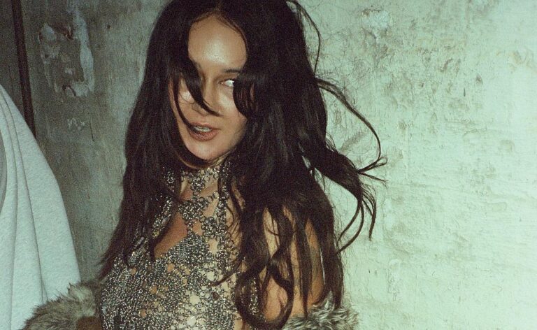 Mallrat lança hoje o aguardado álbum Light hit my face like a straight right