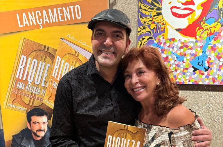 Pedro Fabrini recebe famosos em noite de lançamento do seu novo livro