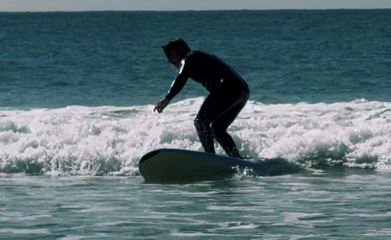 Fagner Lacerda Enfrenta as Ondas em Portugal e Se Desafia no Surf
