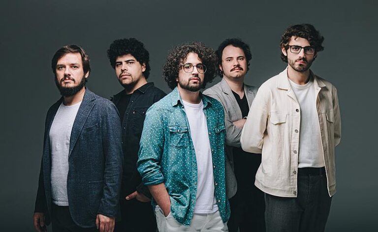 A Olívia diverte sem perder o tom crítico em novo single “Entretenimento”
