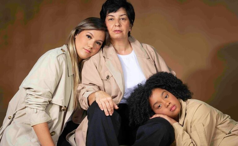 Agência de modelos celebra a força feminina em editorial que conecta gerações