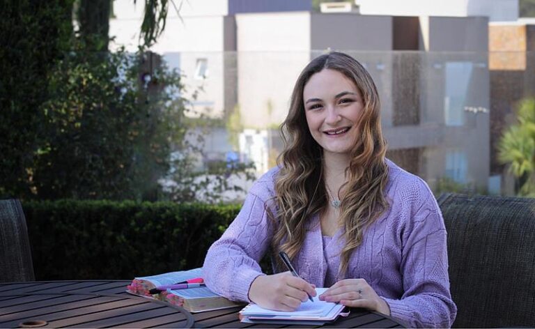 Sophia Volpe Fogolin lança livro sobre fé e superação da anorexia e depressão