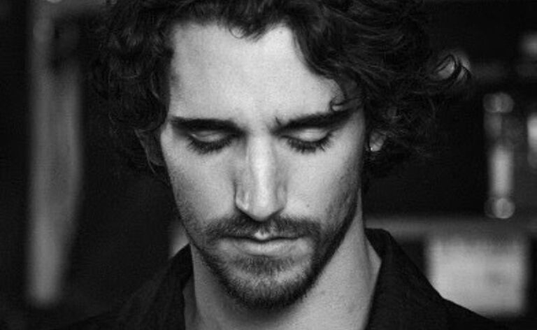 TAMINO LANÇA NOVO ÁLBUM, “EVERY DAWN’S A MOUNTAIN”