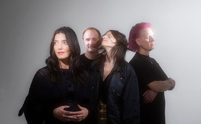Sharon Van Etten & The Attachment Theory lançam seu álbum de estreia homônimo