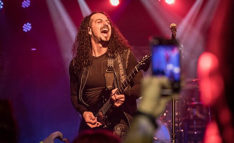 Força internacional do rock alternativo, Sami Chohfi lança turnê “Between Two Oceans” na Costa Rica, seguida de show no Brasil ao lado de ícones do rock nacional