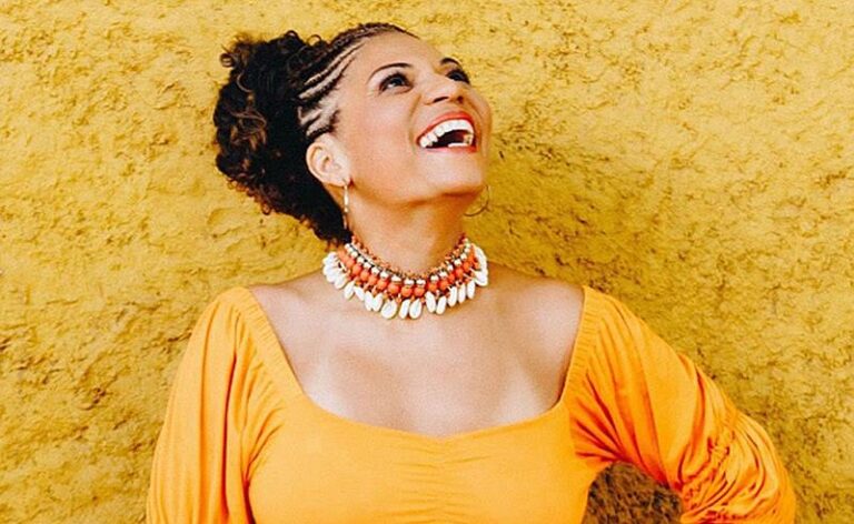 Luciana Oliveira lança livro Catálogo de Cantoras Negras Brasileiras