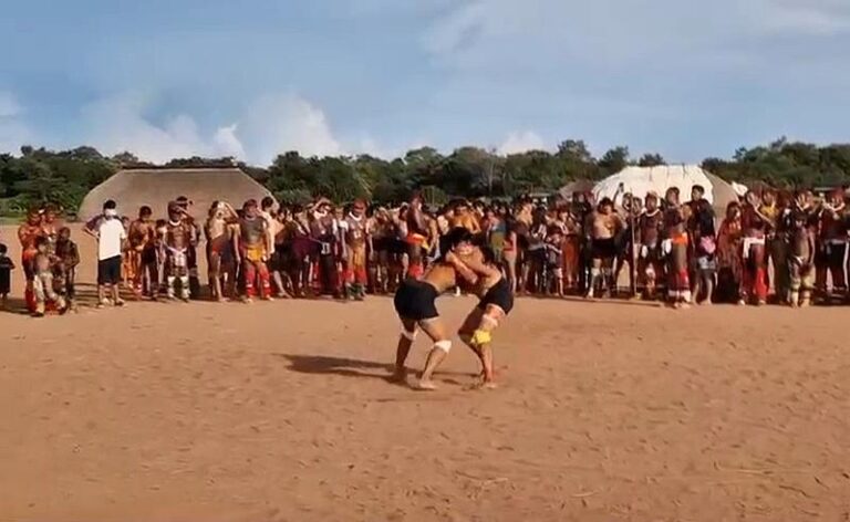 Museu das Culturas Indígenas realiza oficina de Huka-Huka, dos povos do Parque Indígena do Xingu, no Parque da Água Branca (SP)