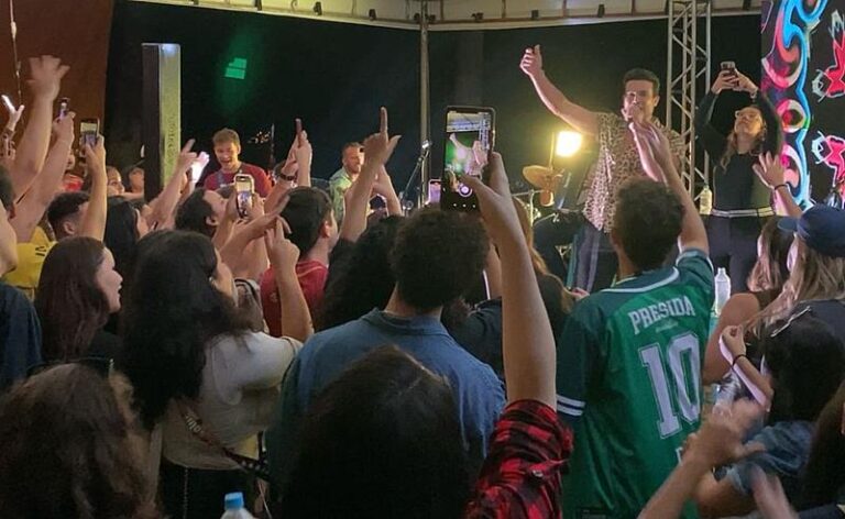 Israel Novaes apareceu de surpresa em festa universitária com tema do Festival Villa Mix, em Goiânia