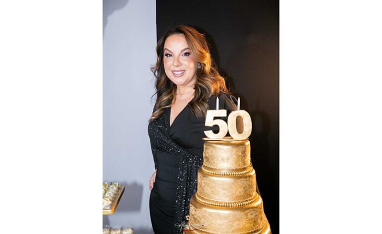 Comunicadora de Piracicaba Luciana Paula celebra seus 50 anos com elegância, fé e solidariedade em noite Black & White inesquecível
