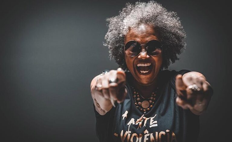 Teatro Nova Iguaçu Petrobras celebra três anos com show gratuito de Sandra Sá