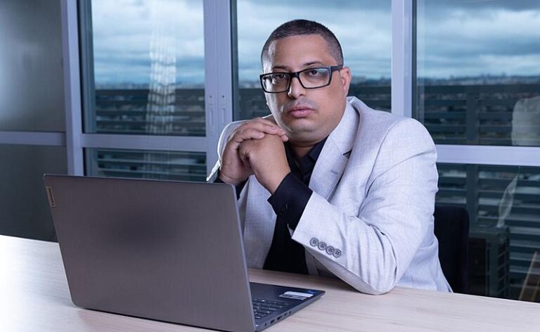 Da Superação à Liderança: A História do Visionário que Revolucionou a Tecnologia e Automação