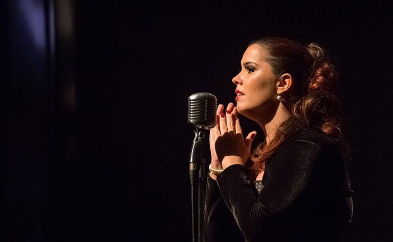 Mona Canta Dalva: Mona Vilardo celebra a Rainha do Rádio Dalva de Oliveira no Teatro Clara Nunes, na Gávea