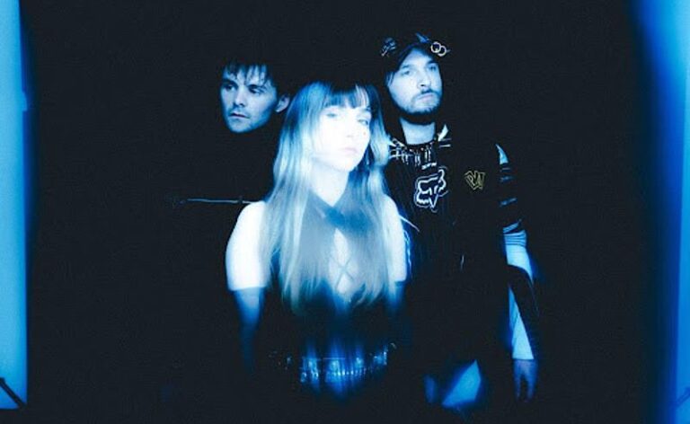 O trio londrino Night Tapes compartilha seu novo single “babygirl (like no1 else)”
