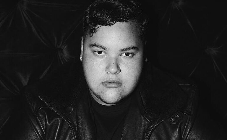 Fenômeno latino FloyyMenor lança aguardado álbum de estreia