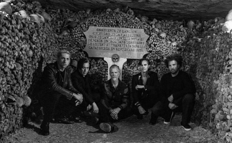 Queens of the Stone Age anuncia o filme Alive in the Catacombs, com estreia marcada para 5 de junho