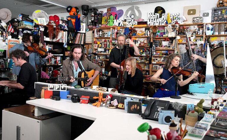 Beth Gibbons performa pela primeira vez no NPR Tiny Desk