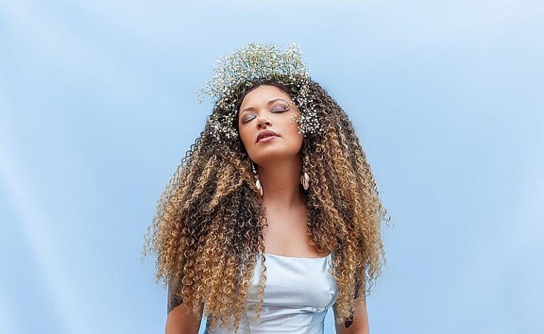 Ana Cacimba celebra a ancestralidade e a resistência negra com o single “Preto Velho”