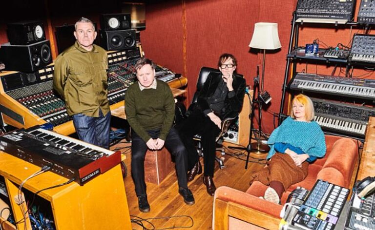 Pulp lança “Got to Have Love”, segundo single do aguardado álbum More