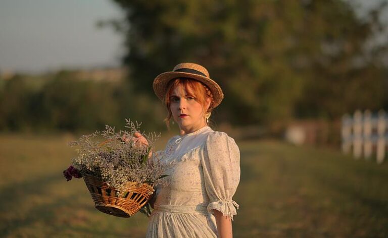 Julia Benford explora a delicadeza da vida no campo no clipe de “Stay In My Eyes”