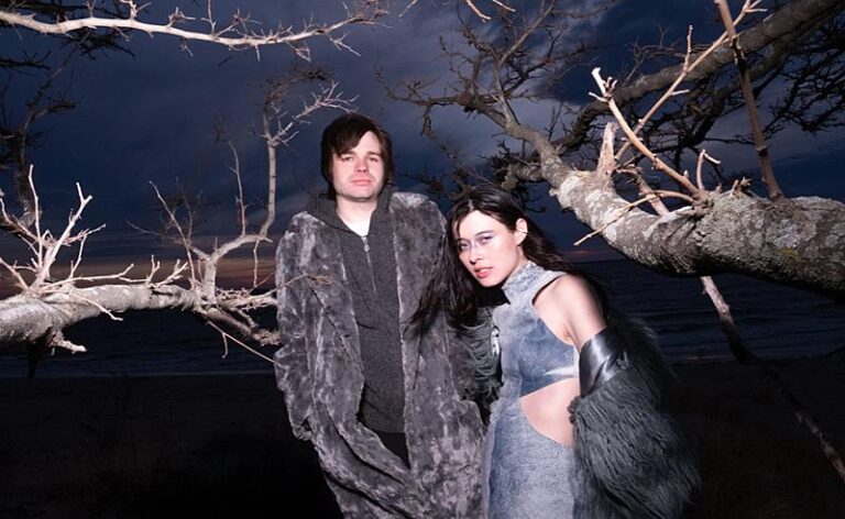 Water From Your Eyes anuncia novo álbum e lança o single “Life Signs”