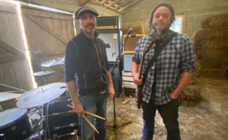 The Inspector Cluzo celebra o lançamento de seu novo álbum de estúdio “Less Is More”