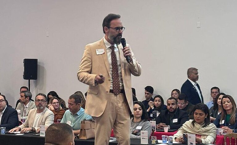 Empresários se reúnem para fazer negócios e impulsionar vendas com modelo de relacionamento de tendência mundial