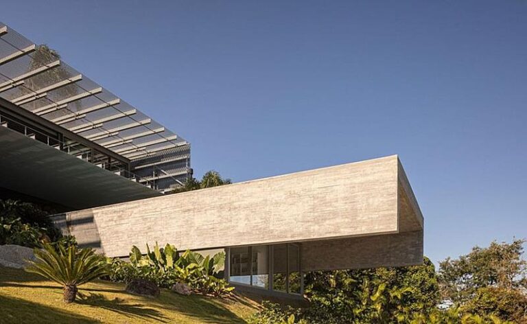 Construção em aço é protagonista na concepção de residência em Florianópolis