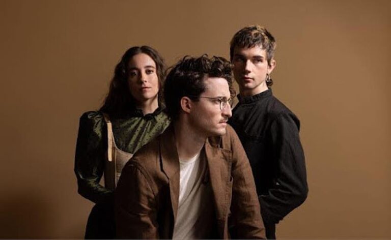 Nation of Language anuncia novo álbum e lança o single “I’m Not Ready for the Change”