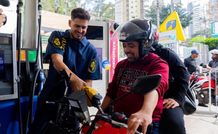 Jon Vlogs surpreende motociclistas em SP com gasolina gratuita em ação da Ouropix
